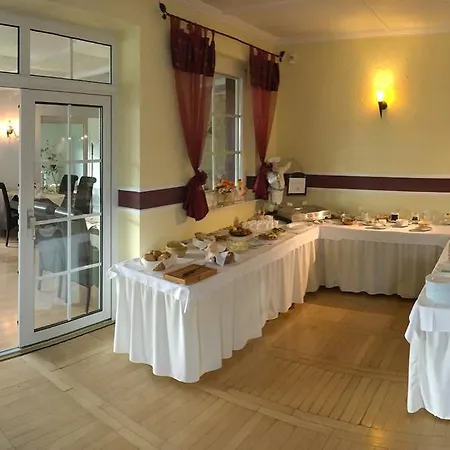 Kastanienhof Garni מלון 3*